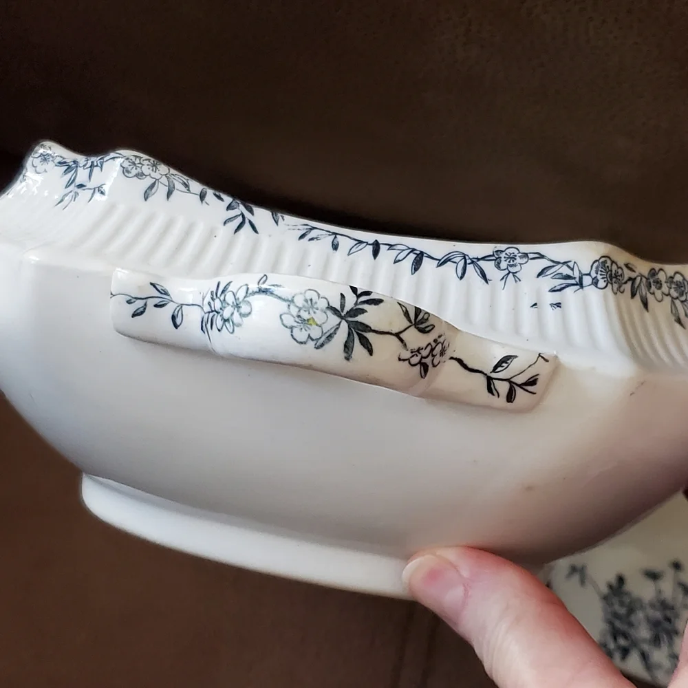 G. Jones and Son covered oval tureen Aberdeen blue from 1880